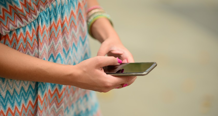 Kvinde med mobiltelefon